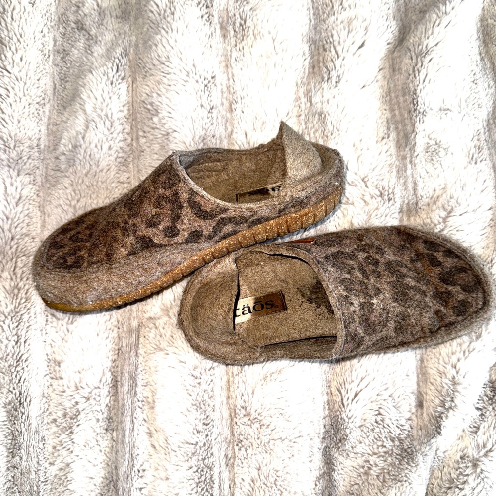 Taos unisex convertawool Leopard Clog Slippers